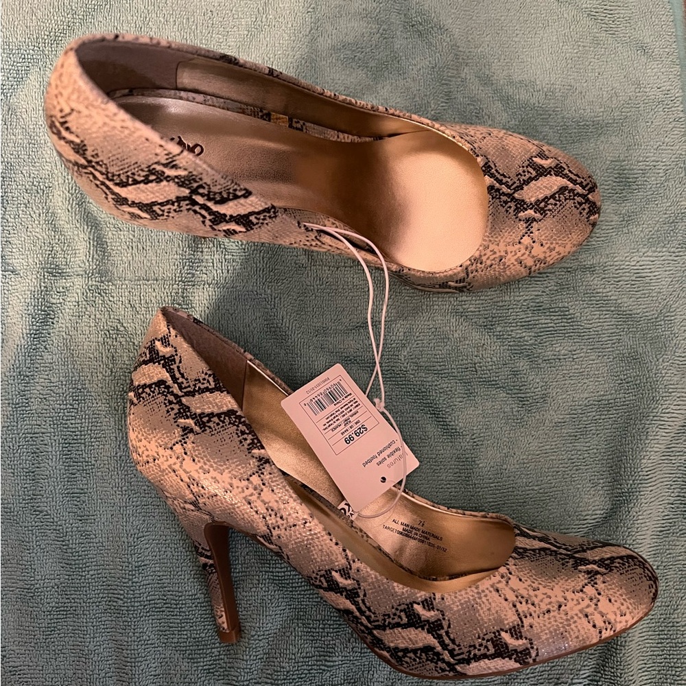 Mossimo size 7.5 snakeskin heels